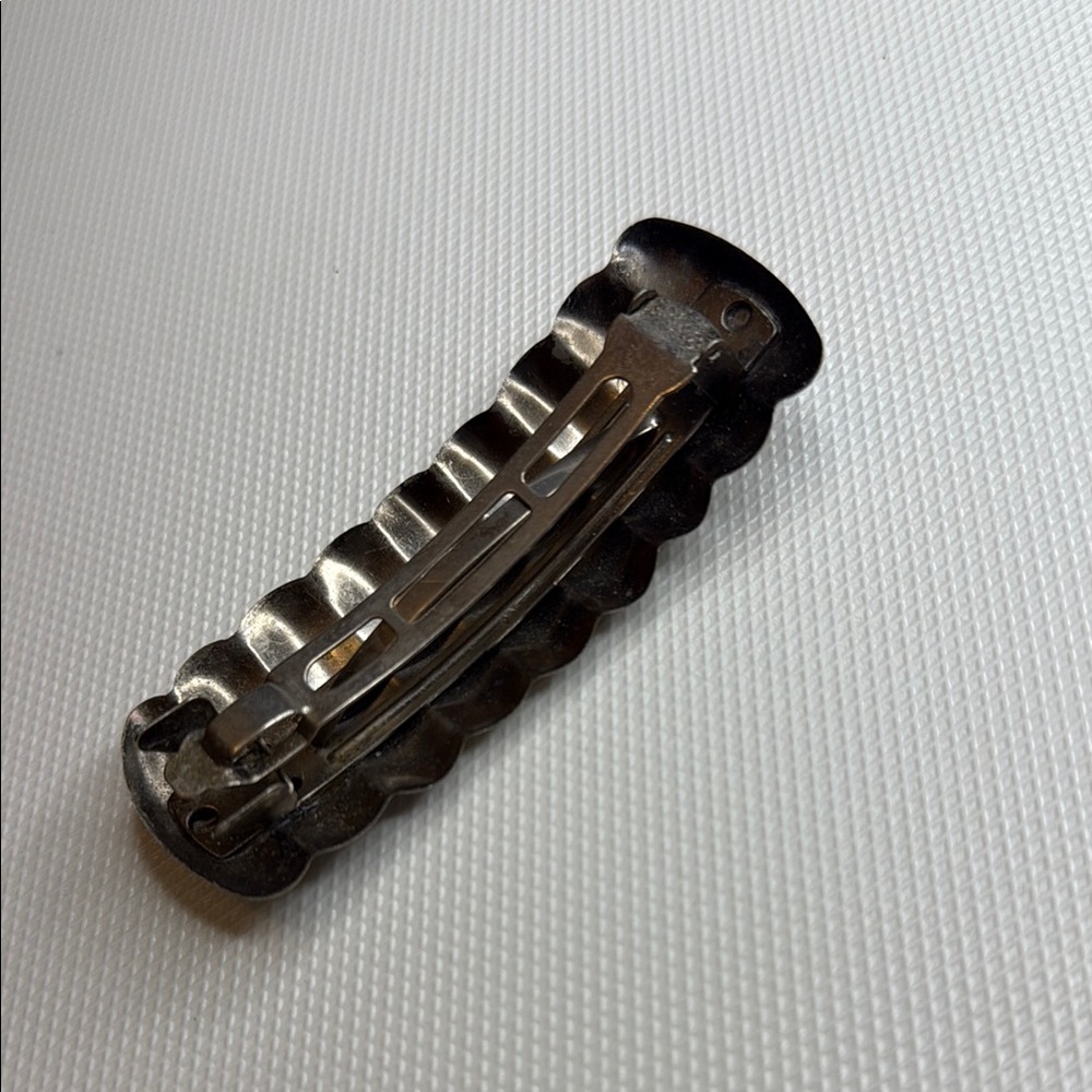 Silver Ribbed Hair Clip - Picture 3 of 9